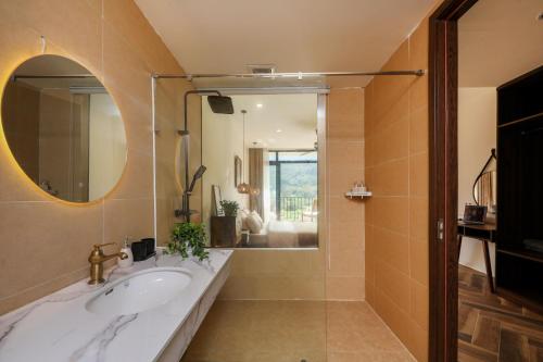 uma casa de banho com um grande lavatório e um espelho em Vivian's Garden Homestay em Hanói