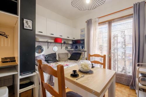 Ce petit appartement comprend une table et une salle à manger. dans l'établissement Appartement Vallon des prés, à Villeneuve-Loubet