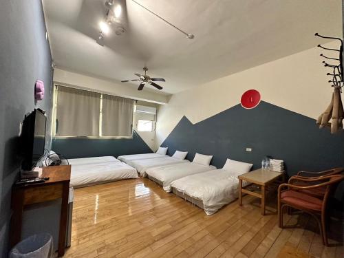 sala de estar con 2 camas y sofá en Tenho Homestay, en Lukang