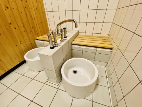 een badkamer met een toilet en een wastafel bij Landhaus Immenbarg, Auszeit in Warnemünde