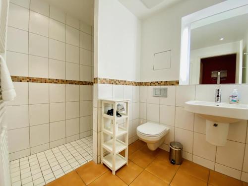 y baño con aseo y lavamanos. en Residenz/Koralle en Warnemünde