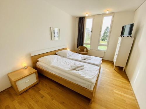 um quarto com uma cama e uma televisão em Residenz/Seemuschel em Warnemünde