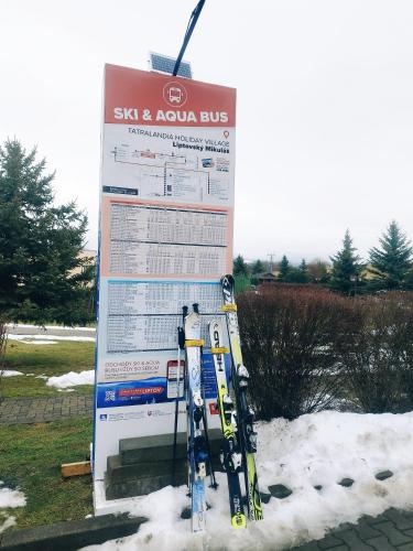 a sign with skis and a ski plus bus at Aquamara Aquapark Tatralandia in Liptovský Mikuláš