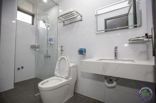 uma casa de banho com um WC, um lavatório e um chuveiro em CHÂN TRỜI MỚI -NEW HORIZON HOTEL em Ilha de Cát Bà