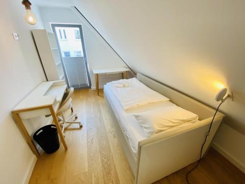 Habitación pequeña con cama y escritorio. en Stromkieker, am Alten Strom, en Warnemünde
