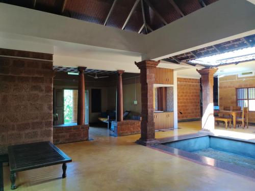 une chambre vide avec piscine dans un bâtiment dans l'établissement Chithira Homestay (Kerala traditional mud house), à Kodali