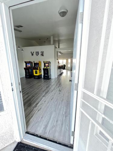 uma porta aberta para uma sala com dois jogos de vídeo em Newly Renovated Beautiful Home WOW! em Desert Hot Springs