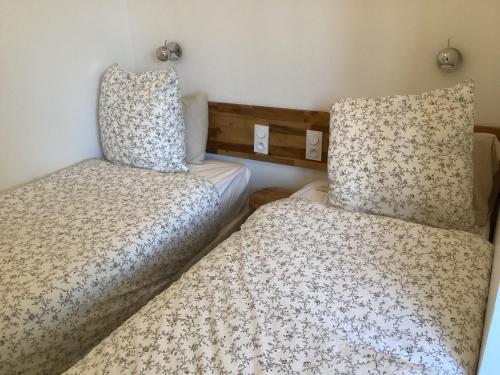 dos camas sentadas una al lado de la otra en una habitación en Paris centre en 15mn *3, en Nogent-sur-Marne