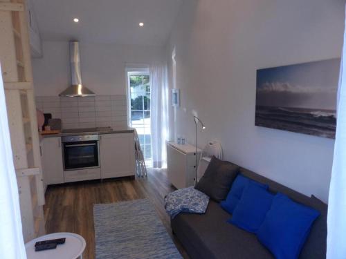 Il comprend un salon avec un canapé et une cuisine. dans l'établissement Mini-villa 200 m from Kampinge beach, à Höllviken