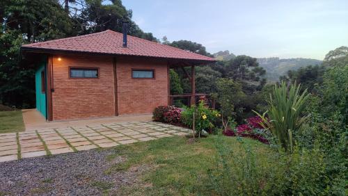 a small house with a pathway in front of it at Chalé Valle dos sonhos in Gonçalves
