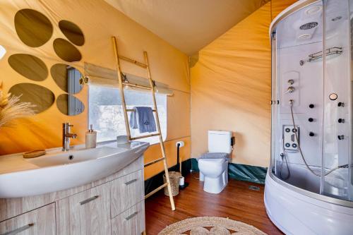 Ένα μπάνιο στο Civara Chalet - Private Glamping in nature with Jakuzzi
