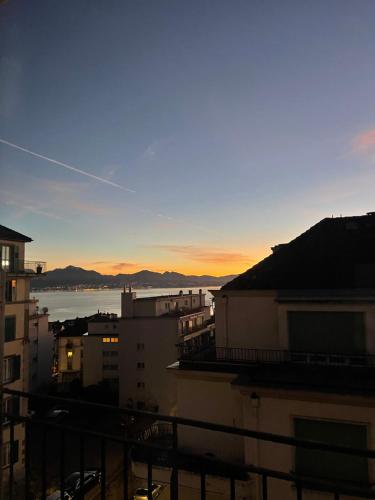een uitzicht op een stad met een zonsondergang op de achtergrond bij Lake view studio in Lausanne