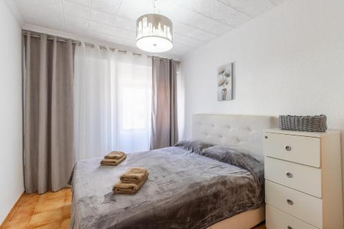 ein Schlafzimmer mit einem Bett mit zwei Handtüchern darauf in der Unterkunft Larisa Apartment in Benidorm