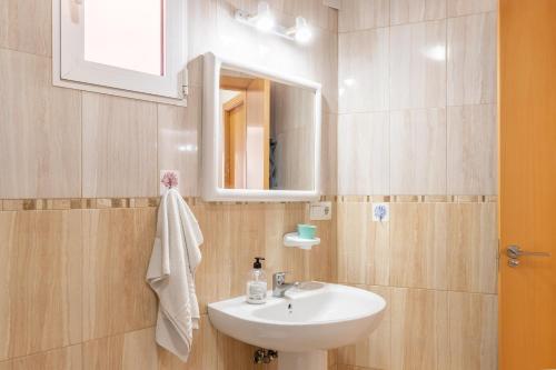 ein Bad mit einem Waschbecken und einem Spiegel in der Unterkunft Larisa Apartment in Benidorm