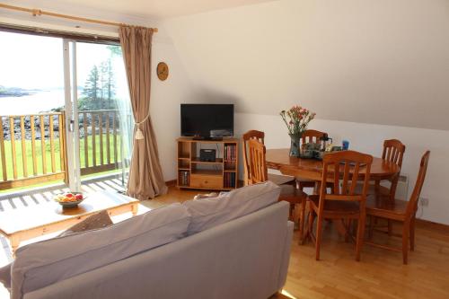TV a/nebo společenská místnost v ubytování Lochinver Holiday Lodges & Cottages