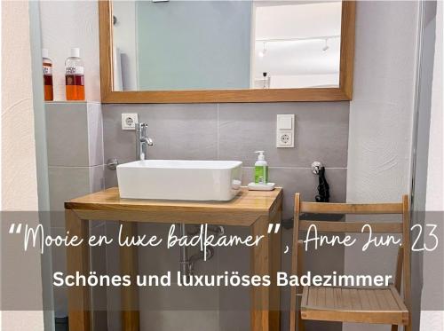 y baño con lavabo y espejo. en Living-in-History: Historischer Charme und Design, en Dudeldorf