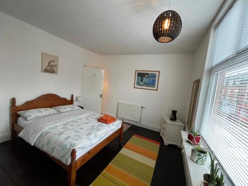 1 dormitorio con cama y alfombra colorida en Tudor House en Leicester