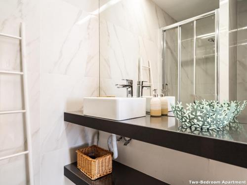 uma casa de banho com um lavatório e um espelho em Akicity Ourique Selected em Lisboa