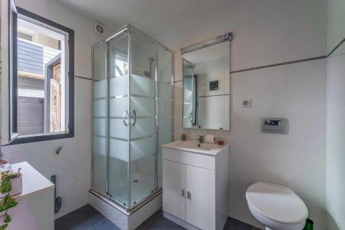 une salle de bain avec une douche, des toilettes et un lavabo dans l'établissement Le Littoral - Piscine et plage aux pieds, au Grau-dʼAgde