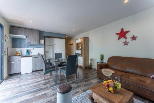 un salon avec un canapé et une table dans l'établissement Le Littoral - Piscine et plage aux pieds, au Grau-dʼAgde