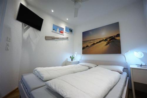 - une chambre avec 2 lits et une télévision à écran plat dans l'établissement Ferienpark - Haus K, App 0K0510, à Heiligenhafen