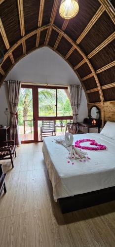 Un dormitorio con una cama grande con flores. en Fairy Mountain Retreat en Ninh Binh