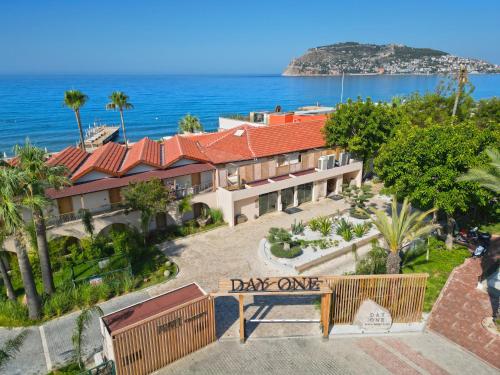 uma vista aérea de uma casa com o oceano em Day One Beach Resort & SPA - Adult Only em Alanya