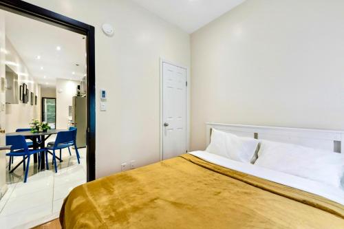 1 dormitorio con 1 cama, mesa y sillas en Central & Cozy 2 BD APT In Manhattan, en Nueva York