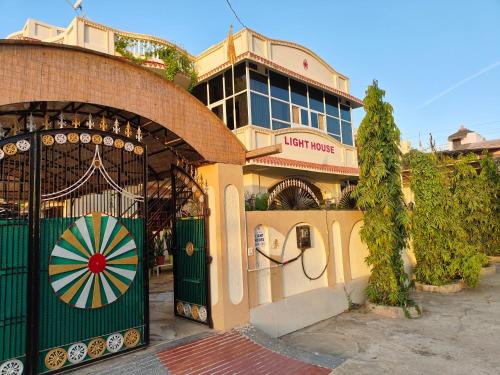 Una tienda con una puerta delantera con una rueda. en Light House en Mount Ābu