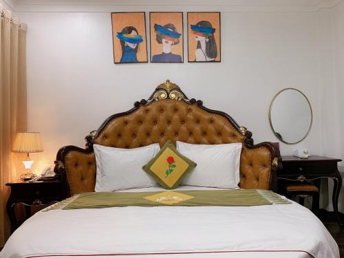 Postel nebo postele na pokoji v ubytování Hoàng Gia Đông Anh Hotel