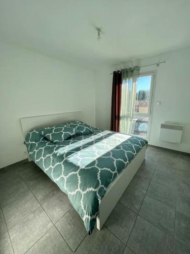 - une chambre avec un lit dans une pièce dotée d'une fenêtre dans l'établissement Appartement T2 avec terrasse sud, à Rochefort-du-Gard