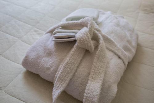 Una toalla sobre una cama en Cambridge Villa, en Warwick