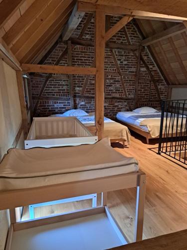 twee matrassen in een kamer met twee bedden bij Begijnhof 9 in Sint-Truiden