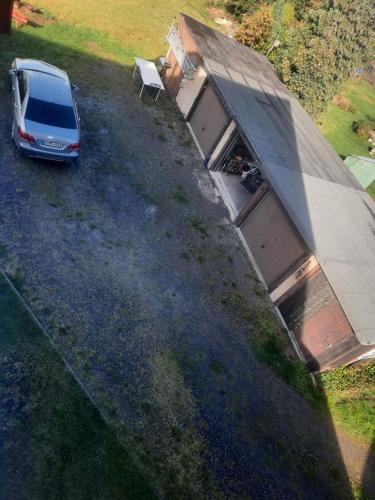 an aerial view of a car parked next to a garage at Ferienwohnung Wiesenblick in Seiffen in Kurort Seiffen