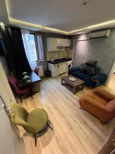 un soggiorno con divano e tavolo di ŞİŞLİ LÜX DAİRE AND HOME a Istanbul