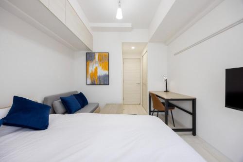 a bedroom with a white bed and a desk at Plaire Deuxq Omorimachi II in Tokyo