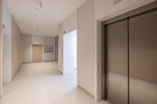 a hallway with a sliding door in a building at 02 Gdynia Premium - Apartament Mieszkanie dla 2os in Gdynia