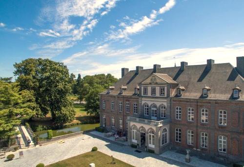 Vierset-Barse的住宿－維爾賽特城堡酒店，享有大型砖砌建筑的空中景致