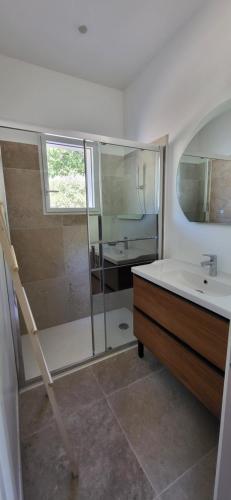 een badkamer met een douche en een wastafel bij Jolie maison neuve entre mer et colline en Provence in Ollioules