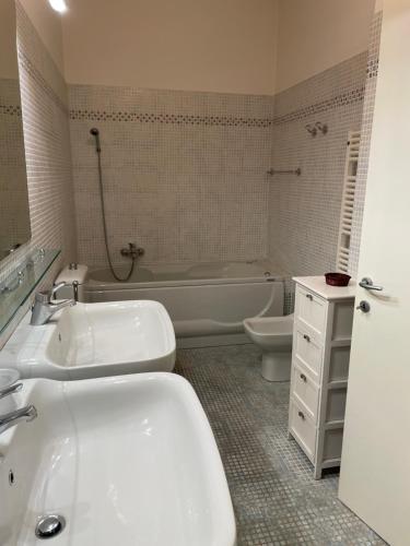 łazienka z umywalką, wanną i toaletą w obiekcie Adua Flat - perfect place for visiting Tuscany w mieście Pistoia