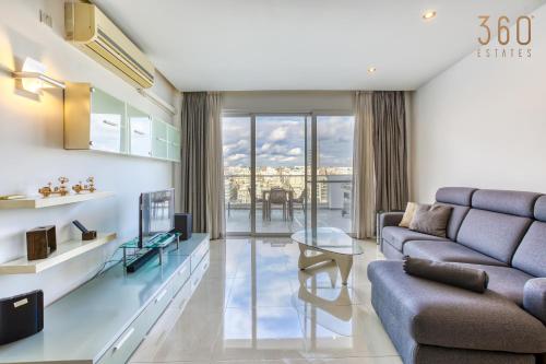 Seating area sa Beautiful seafront home with private balcony & BBQ by 360 Estates