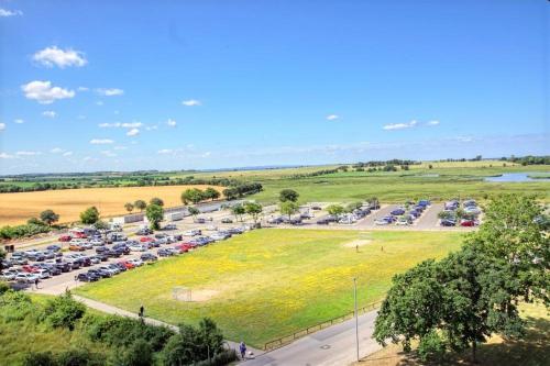 uma vista aérea de um parque de estacionamento com carros em Ferienpark - Haus L, App 0L0603 em Heiligenhafen