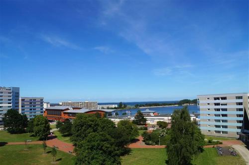 uitzicht op een stad met gebouwen en bomen bij Ferienpark - Haus L, App 0L0610 in Heiligenhafen