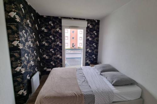 Кровать или кровати в номере Appartement avec parking privé