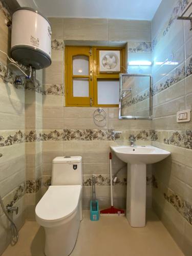 La salle de bains est pourvue de toilettes et d'un lavabo. dans l'établissement Redeem Cafe & Homestay, à McLeod Ganj