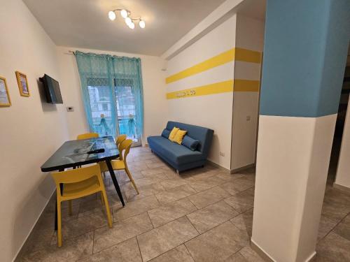 ein Wohnzimmer mit einem Tisch und einem blauen Sofa in der Unterkunft sorrento sleepandgo in Sorrent