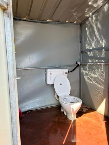 ein kleines Bad mit WC in einer Kabine in der Unterkunft Munnar Tent Camping in Munnar