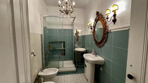 ein Badezimmer mit einem Waschbecken, einem WC und einem Spiegel in der Unterkunft Lisbon Heart in Lissabon