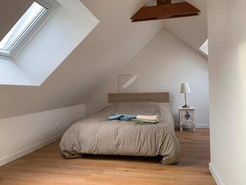 een slaapkamer met een bed op zolder bij Chic et cosy maison année 30 in Lorient