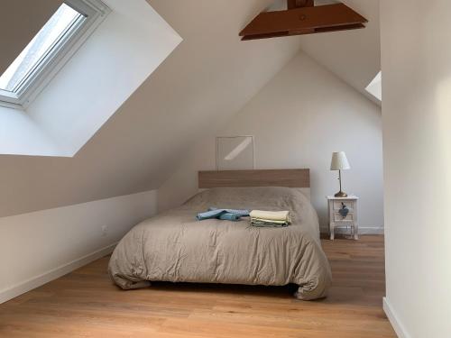 een slaapkamer met een bed op zolder bij Maison année 30 chic et cosy in Lorient
